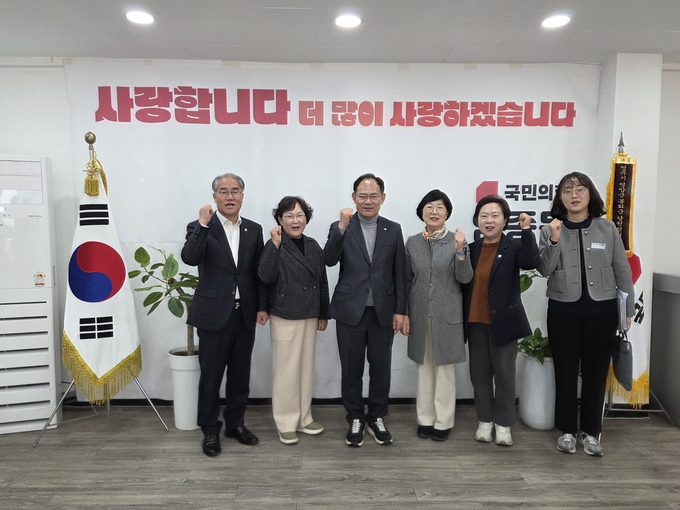 ▲ 국민의힘 임종득 국회의원이 8일 지역 주민들의 생활 불편사항과 현안을 직접 듣는 ‘민원의 날’을 개최하고 있다.