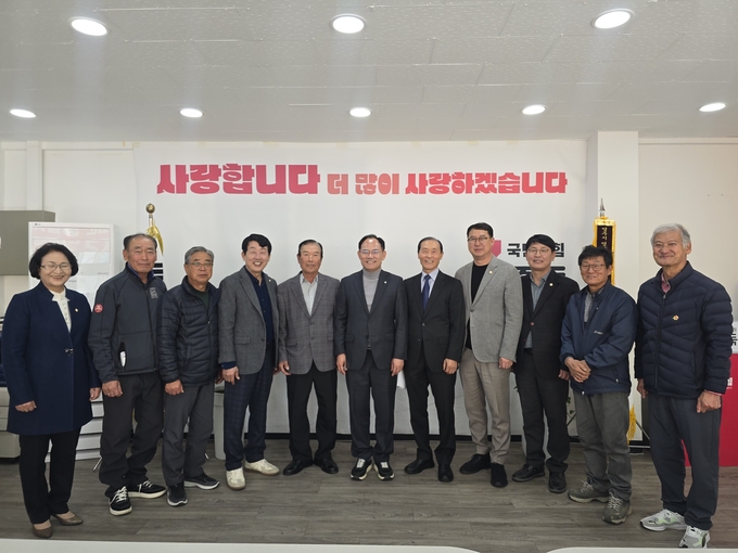 ▲ 국민의힘 임종득 국회의원이 8일 지역 주민들의 생활 불편사항과 현안을 직접 듣는 ‘민원의 날’을 개최하고 있다.