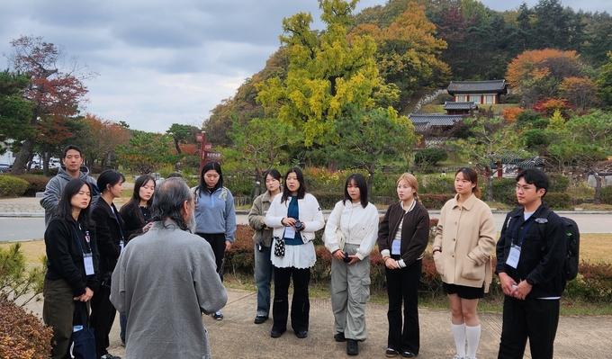 ▲ 8일 전민욱 문화해설사가 한국관광공사 SNS기자단에게 임고서원을 설명하고 있다. 권오석 기자