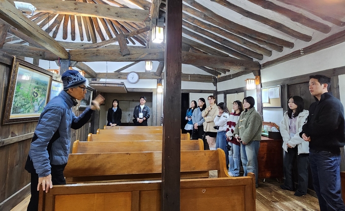 ▲ 손산문 자천교회 목사가 한국관광공사 SNS기자단에게 교회를 설명하고 있다. 영천시 제공