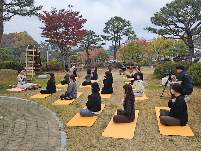 ▲ 영주시가 8일 관사골 일대에서 행정안전부 로컬브랜딩 공모사업 ‘굿모닝! 관사골’ 프로젝트를 진행하고 있다. 웰니스 명상 요가. 영주시