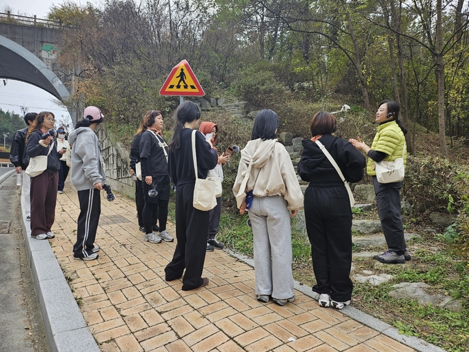 ▲ 영주시가 8일 관사골 일대에서 행정안전부 로컬브랜딩 공모사업 ‘굿모닝! 관사골’ 프로젝트를 진행하고 있다. 소리산책(사운드 워킹). 영주시