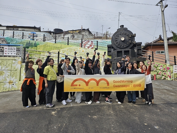 ▲ 영주시가 8일 관사골 일대에서 행정안전부 로컬브랜딩 공모사업 ‘굿모닝! 관사골’ 프로젝트를 진행하고 있다. 참가자들. 영주시