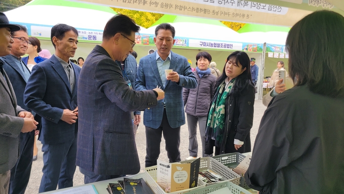 ▲ 김장호 구미시장이 농업의인 날 행사에 참석해 무을돌배로 만든 가공식품을 시식하고있다.이봉한기자