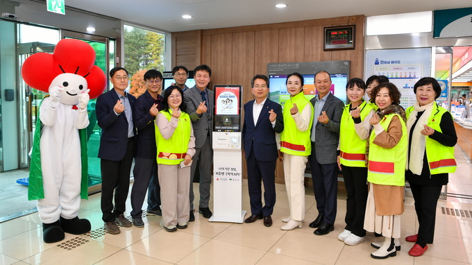 ▲ 7일 영주시청 로비에서 ‘저출생 극복 성금모금 캠페인’ 기부 키오스크 시연회를 열고, 비대면 방식의 새로운 기부 참여 모델을 공개했다.