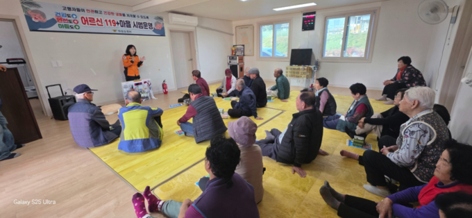 ▲ 의성소방서 소방대원이 11월 4일 비안면 서부1리 마을회관에서 ‘어르신 119+마을’ 시범사업의 일환으로 어르신들에게 소화기 사용법과 초기 화재 대처 요령을 설명하며 생활 속 안전교육을 진행하고 있다. 의성소방서