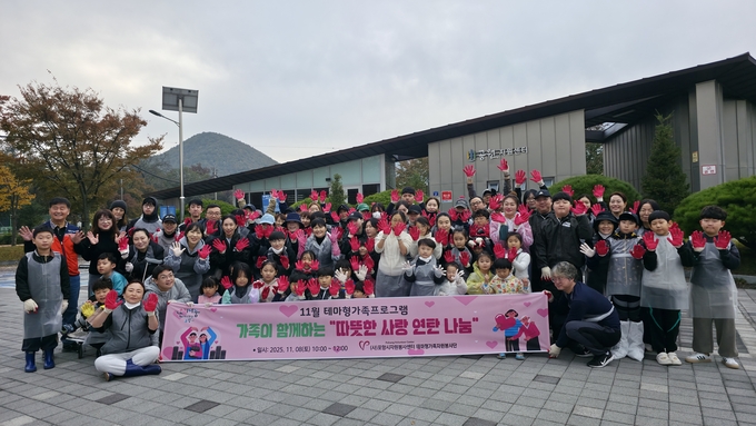 ▲ 포항시자원봉사센터 소속 가족자원봉사단 회원 80명이 지난 8일 포항시 북구 기계면행정복지센터으로부터 지역 내 저소득 가정 7곳을 추천받아 총 3500장 연탄을 직접 전달한 모습. 포항시자원봉사센터 제공