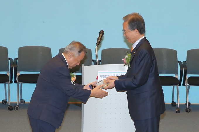 ▲ 포항 지역 사회복지 발전에 헌신해 온 박정민 선린애육원장이 지난 6일 ‘제15회 애린문화상’을 수상했다.