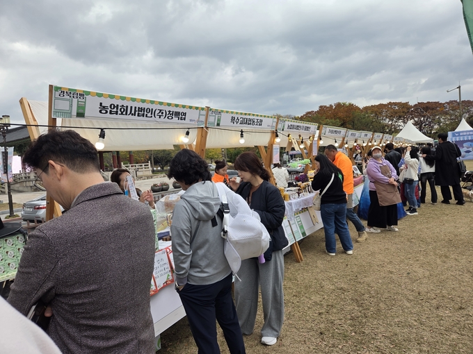 ▲ 전국 7개 관광기업지원센터가 참여한 ‘POST APEC 전국 관광기업지원센터 팝업스토어’에 관광객들이 몰려 전시상품을 둘러 보고 있다. 경북도 제공.