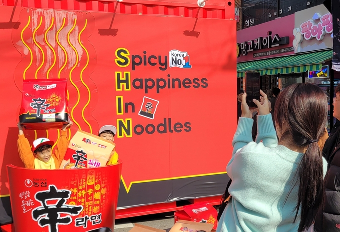 ▲ 라면축제에서 아이들의 사진을 부모가 촬영하고있다. 이봉한기자