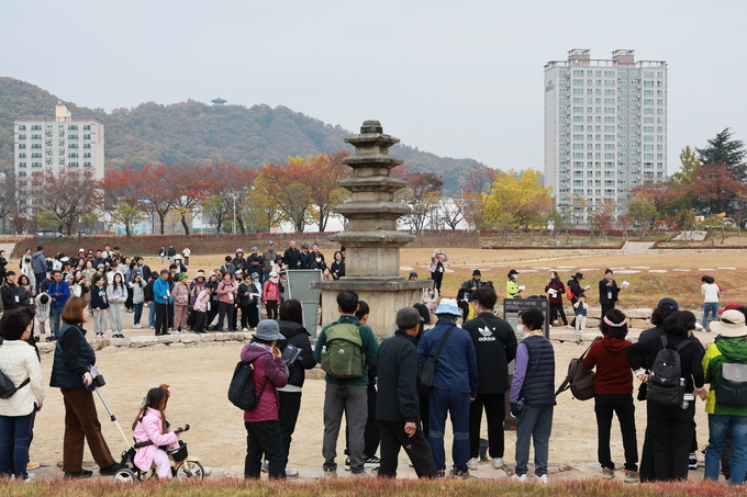 ▲ 8일 정오부터 2시간 동안 예천읍남본리 개심사지 일원에서 진행된 ‘예천 개심사지 라디엔티어링’ 걷기 프로그램에 참가자들이 탑 주변을 둘러보는 장면, 예천군 제공