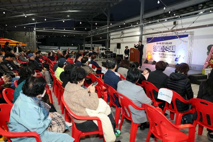 ▲ 지난 7일, 8일 이틀간 열린 제14회 경주 성동시장 한마음축제에 참석한 시민과 상인들이 가을밤의 정취를 즐기고 있다. 경주시