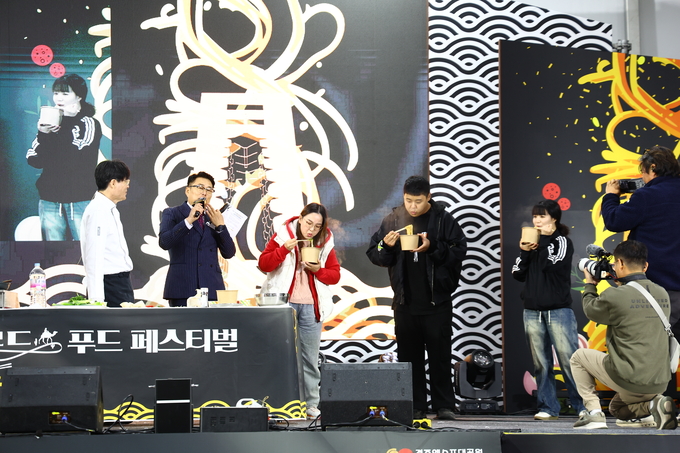 ▲ 경북문화관광공사가 오는 14일부터 16일까지 3일간 경주엑스포대공원에서 ‘2025 K실크로드 푸드 페스티벌-누들페스타’를 개최한다. 사진은 지난해 행사에서 체험행사에 참여하고 있는 관람객 모습. 경북문화관광공사.