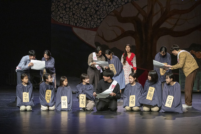 ▲ 연극 전태일에서 평화시장 기사특보를 보며 기뻐하는 재단사와 미싱사, 어린 여공들 장면