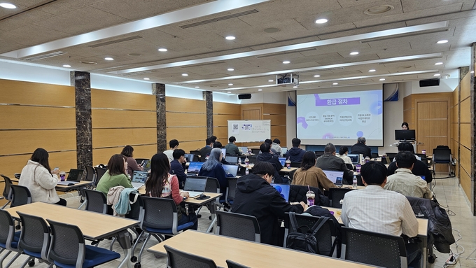 ▲ 구미상공회의소에서 ‘사무직을 위한 AI 실무테크닉 교육’이 열리고 있다.