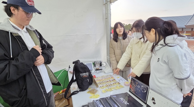 ▲ 청년들이 지난 7일 열린 제3회 금호 삼삼오오 이웃대잔치 청년부스를 둘러보고 있다. 권오석 기자