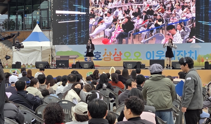 ▲ 지난 8일 제3회 금호 삼삼오오 이웃대잔치에서 투하이 공연이 열리고 있다. 권오석 기자