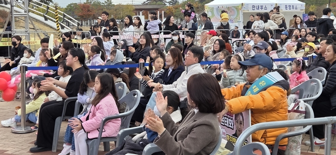 ▲ 제3회 금호 삼삼오오 이웃대잔치가 열린 지난 8일 방문객들이 캐치! 티니핑 공연을 보며 즐거워하고 있다. 권오석 기자