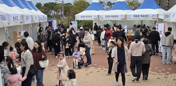 ▲ 지난 8일 제3회 금호 삼삼오오 이웃대잔치 방문객들이 청년창업가 부스를 둘러보고 있다. 권오석 기자