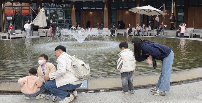 ▲ 지난 8일 제3회 금호 삼삼오오 이웃대잔치가 열린 화랑설화마을에 가족단위 방문객들이 아이들과 함께 휴식을 취하고 있다. 권오석 기자