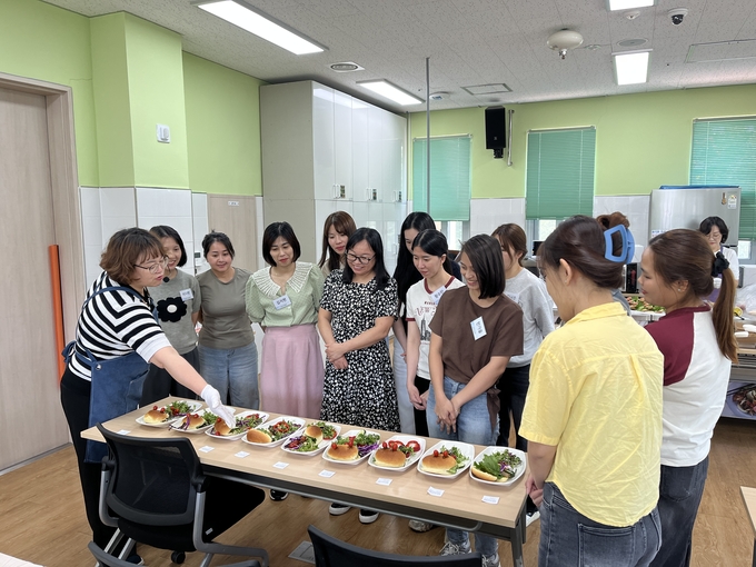 ▲ 구미시가족센터가 운영하는 ‘아동요리지도사 자격과정’에 참여한 결혼 이민자들의 수업 현장.