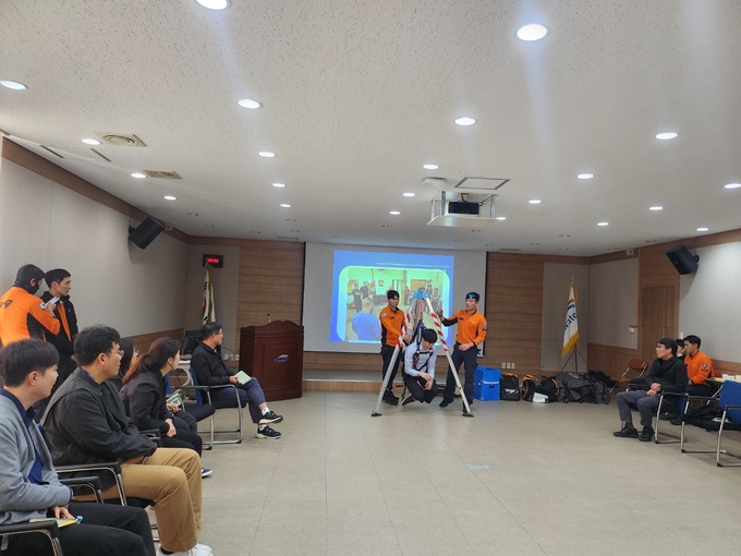 ▲ 구미소방서 119구조구급센터와 한국수자원공사 구미사업단이 유해화학물질 누출사고 및 밀폐공간 질식사고를  대비해 삼각대를 이용한 인명구조 합동훈련을 실시하고 있는 모습. 경북일보DB