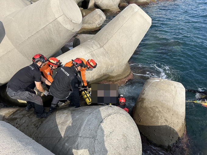▲ 7일 낮 12시 54분께 50대 낚시객 A씨가 경주시 감포항 남방파제 밑 해상에서 엎드린 채로 발견돼 해경 등이 인양하는 모습. 포항해양경찰서 제공