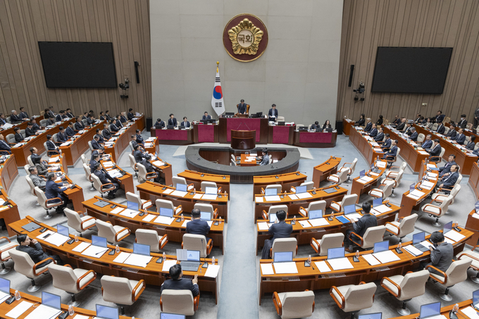 ▲ 한병도 국회 예결위원회 위원장이 6일 국회 예결위 회의장에서 열린 전체회의를 개회하고 있다.
    이날 국회 예결위는 정부가 제출안 2026년도 예산 심의에 본격 돌입했다. 연합