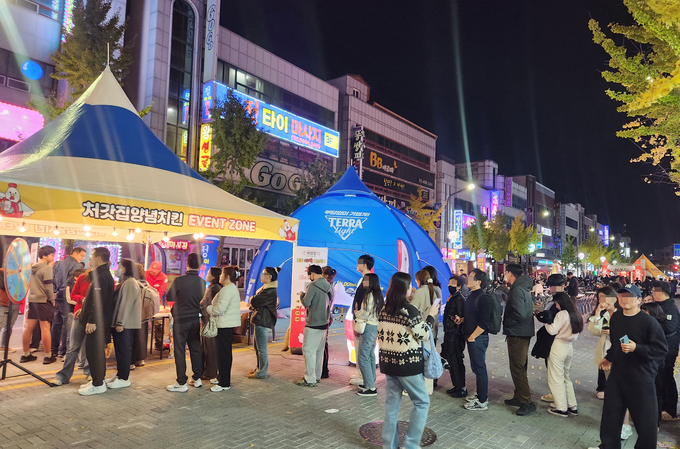 ▲ 포항치맥페스티벌이 7일 오후 포항시 남구 쌍용사거리 일원에서 열린 가운데 시민들이 부스에 줄지어 서 있다. 서의수 기자