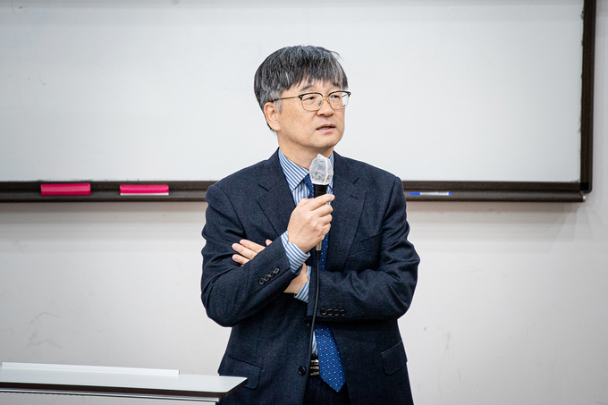 ▲ 대구한의대학교 한의과대학은 지난 11월 5일, 삼성캠퍼스 한의학관 413호에서 ‘제19회 홍의학술제’를 개최했다. 서부일 한의과대학장이 개회사를 하고 있다. 대구한의대.