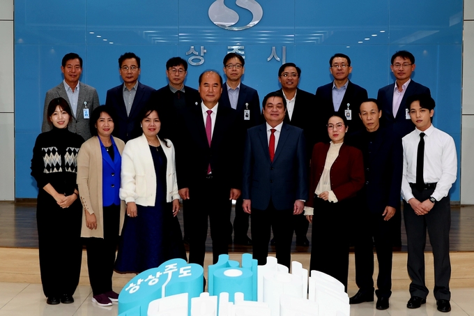 ▲ 베트남 까마우성 대표단이 지난 9월 업무협약(MOU) 체결 이후 처음으로 상주시를 공식 방문한 7일 강영석 상주시장, 후인 치 응우엔 까마우성 인민위원회 부위원장(앞줄·왼쪽·네번째부터), 관계자 등이 기념 촬영하고 있다. 상주시 제공