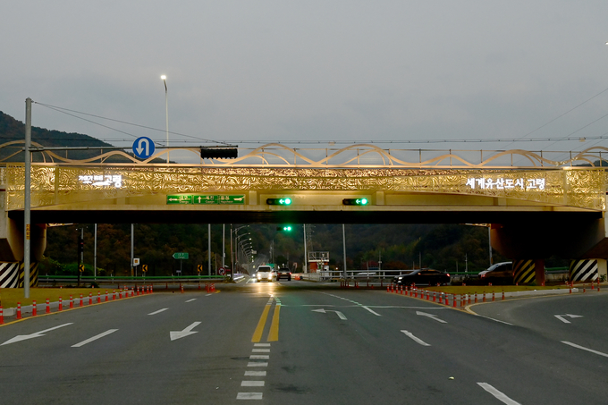 ▲ 고령 대가야읍 국도 33호선 고가도로(헌문 교차로) 양측면에 설치된 대가야 상징의 조형물 모습.