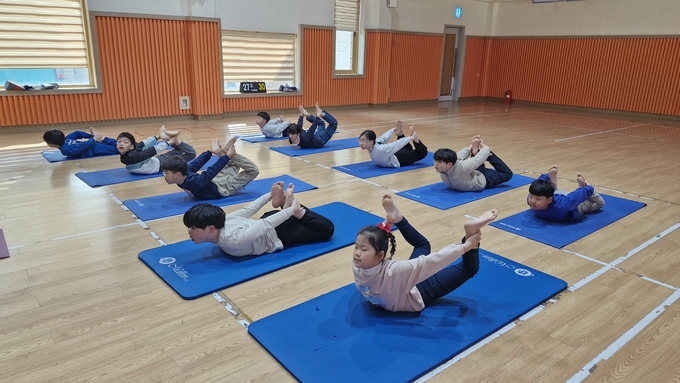 ▲ 교육부가 주최한 늘봄·방과후학교 우수사례 최우수상을 받은 문경 문수초등학교 학생들이  키쑥쑥 요가 수업을 받고 있다. 경북교육청 제공.