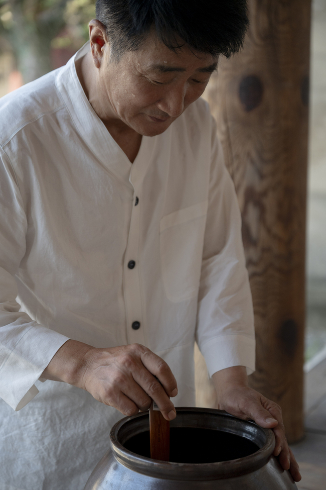 ▲ 한방 제품을 제조하고 있는 이주형 대표.