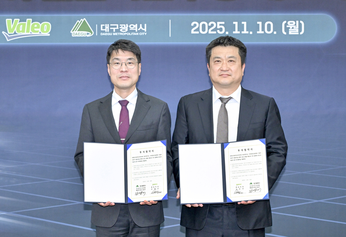 ▲ 김정기 대구시장 권한대행(왼쪽)과 김민규 발레오모빌리티코리아㈜(오른쪽)가 10일 시청 동인청사에서 공장 증설 투자협약을 체결하고 있다.                  대구시