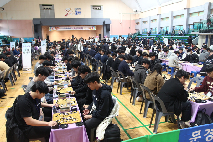 ▲ 문경실내체육관에서 열린 ‘제18회 문경새재배 전국바둑대회’ 에 참가한 선수들이 대국에 몰입한 모습.