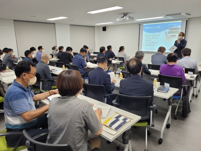 ▲ 포항문화역사길라잡이 강의하는 모습