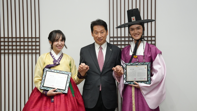 ▲ 경북문화관광공사가 ‘2025 GCTO 앰버서더’로 임명한 타망 사가르(오른쪽)씨와 베네크렐라 아미라(왼쪽)씨기 지난 6일 열린 위촉식에서 김남일 공사 사장과 기념촬영을 하고 있다. 경북문화관광공사