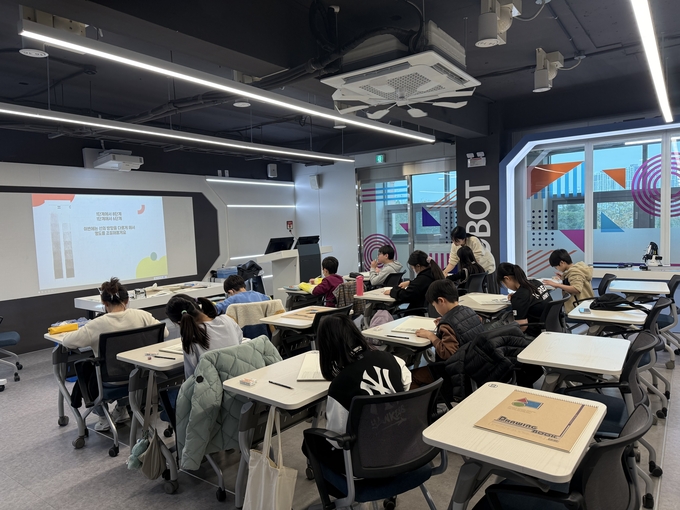 ▲ 경북교육청 남부메이커교육센터가 4차 산업혁명 시대에 요구되는 창의·융합적 역량 함양을 목표로 2학기 초등 메이커 기초반을 운영한다. 2학기 초등 메이커 기초반 운영. 경산교육지원청.