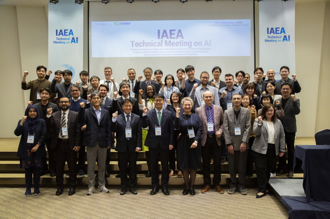 ▲ 한수원이 10일부터 14일까지 5일간 대전 라마다 호텔에서 ‘인공지능 원전 도입’을 주제로 개최하는 국제원자력기구(IAEA) 회의에 참가한 전문가들이 기념촬영을 하고 있다. 한수원