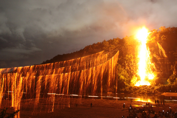▲ 지난 8일 안동 하회마을 만송정 숲 일원에서 열린 ‘2025 하회선유줄불놀이’가 올해 마지막 공연을 끝으로 6개월간의 여정을 마무리했다.