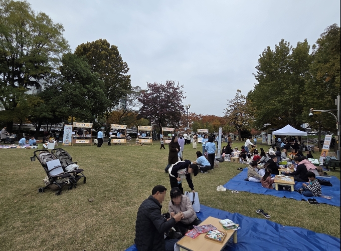 ▲ 경산시는 8일 남천 둔치 야외공연장에서 ‘나눔으로 이어지는 따뜻한 순환’이라는 주제로‘K보듬 6000 어린이집과 함께하는 아나바다 나눔 축제’를 개최했다. 경산시.