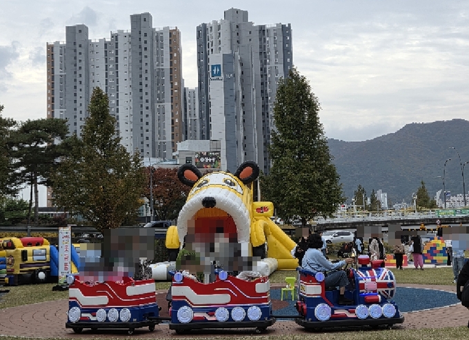 ▲ 경산시는 8일 남천 둔치 야외공연장에서 ‘나눔으로 이어지는 따뜻한 순환’이라는 주제로‘K보듬 6000 어린이집과 함께하는 아나바다 나눔 축제’를 개최했다. 경산시.