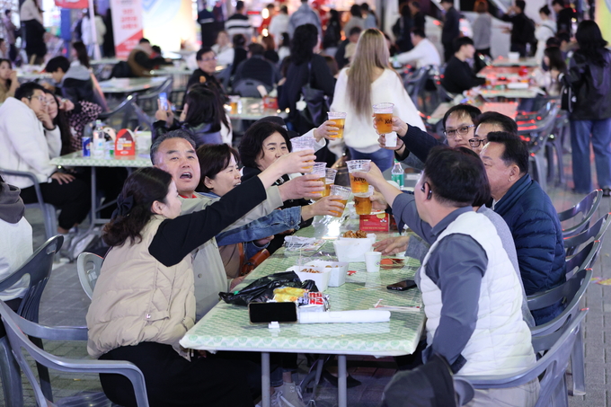 ▲ 포항치맥페스티벌이 7일 오후 포항시 남구 쌍용사거리 일원에서 열린 가운데 방문객들이 치맥을 즐기고 있다.김영환 기자 yhk@kyongbuk.com