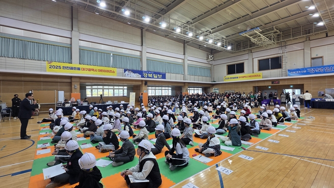 ▲ 10일 대구 동산초등학교 강당에서 열린 ‘2025 안전골든벨 대구광역시 어린이퀴즈쇼 동부예선’에 학생들이 참여하고 있다. 김산호 기자