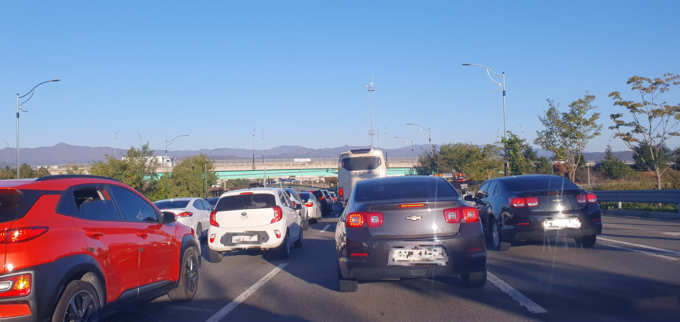 ▲ 10일 오전 포항시 북구 장량동에서 흥해 방향인 교차로 진입 구간 중 차량 정체가 빚어지는 모습. 황영우 기자