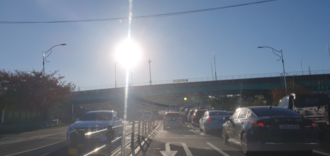 ▲ 10일 오전 포항시 북구 장량동에서 흥해 방향인 교차로에서 차량 정체가 빚어지는 모습. 황영우 기자