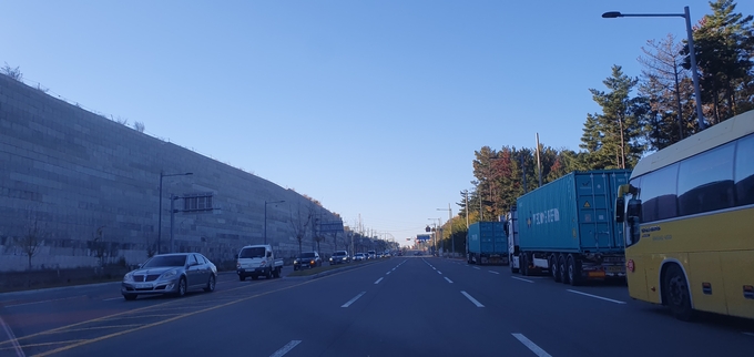 ▲ 10일 오전 포항 영일만대로 진입 도로 중 한 구간에서 출근 차량이 다수 이어지며 정체가 형성되는 모습. 황영우 기자