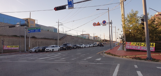 ▲ 10일 오전 포항 영일만대로 진입 도로 중 한 구간에서 차량 운행량이 몰린 모습. 황영우 기자