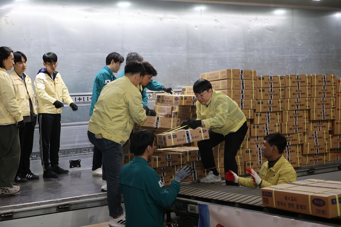 ▲ 2026학년도 대학수학능력시험(수능·11월 13일)을 3일 앞둔 10일 저녁 대구수능상황본부에 수능 문제지와 답안지가 도착한 가운데 대구시교육청 직원들이 하역 작업을 하고 있다.김영환 기자yhk@kyongbuk.com